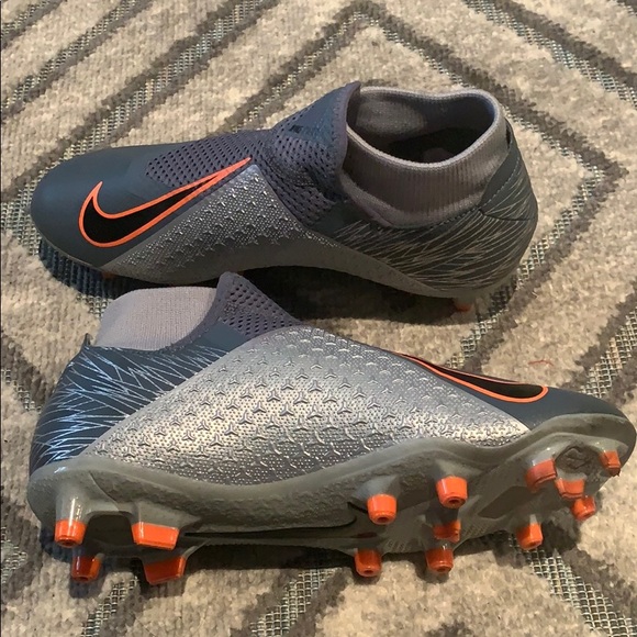 Size 6 Nike cleats - Picture 2 of 4